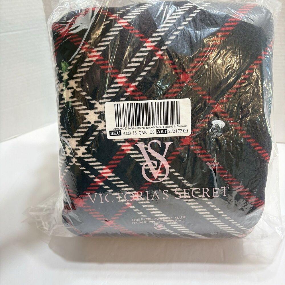 Victoria’s Secret Christmas 2025 fleece blanket Plaid Red & Back